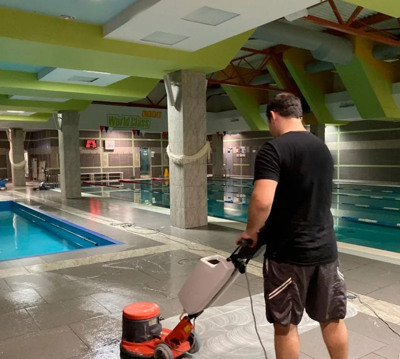 Sală de fitness cu piscină