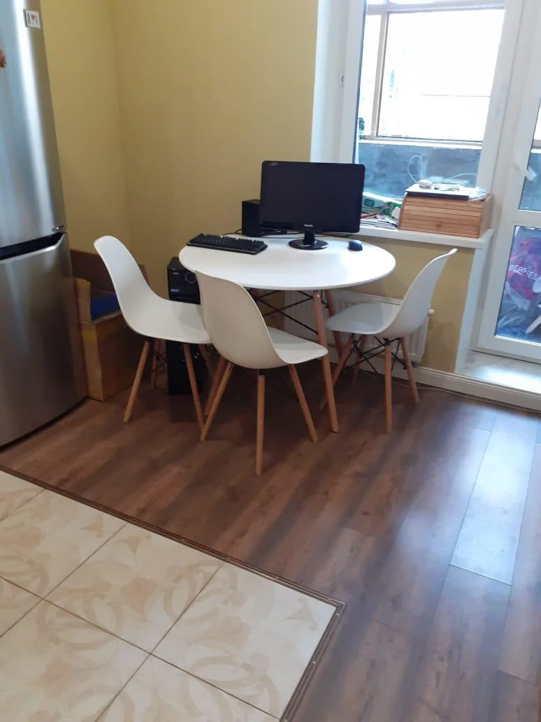 Curățenie generală a unui apartament cu o cameră după renovare