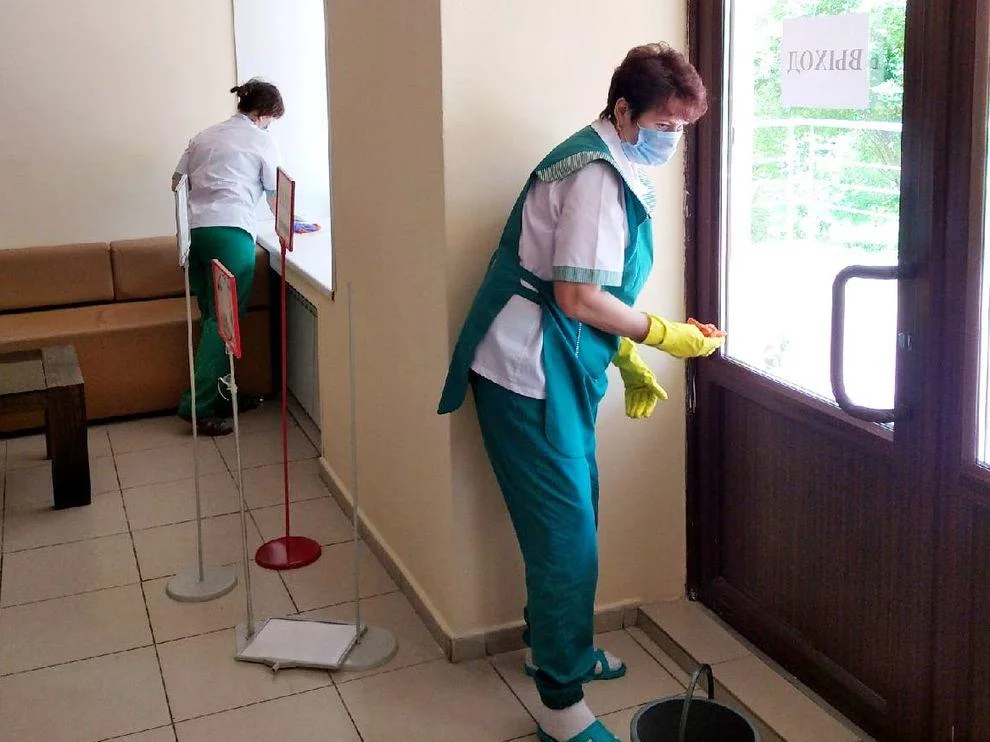 Curățătorul spală geamul la deplasarea din ziua solicitării