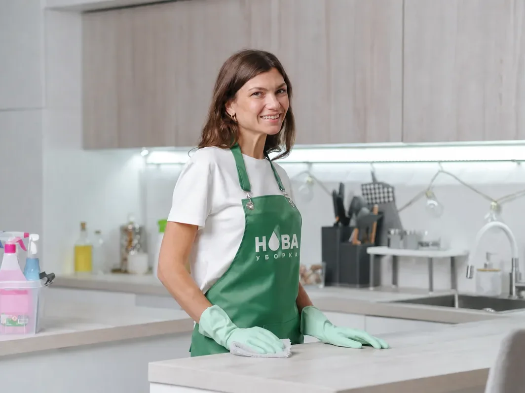 Curățenie urgentă de apartament în Chișinău — curățător NovaClean la lucru