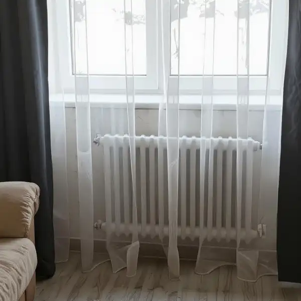 Împrospătarea tullei și a draperiilor dense într-un apartament cu trei camere - înainte de curățenie