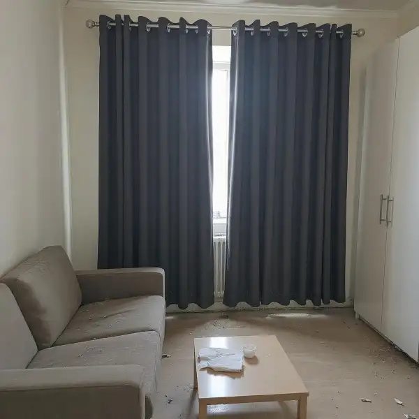 Curățare profundă a draperiilor blackout într-un apartament-studio - înainte de curățenie