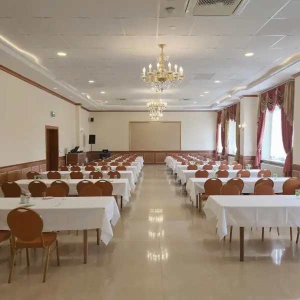 Ordonarea sălii de banchet - după curățenie