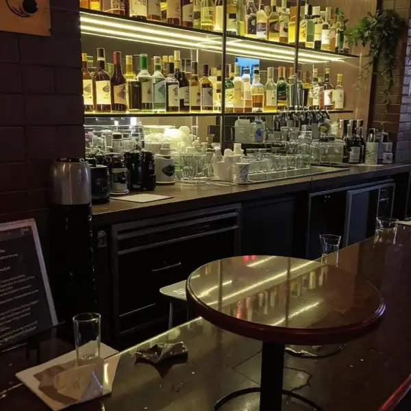 Schimb de noapte în bar - înainte de curățenie