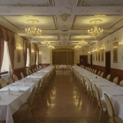 Curățenie pentru un eveniment în sala de banchet - după curățenie