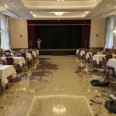 Curățenia sălii de restaurant după nuntă - înainte de curățenie