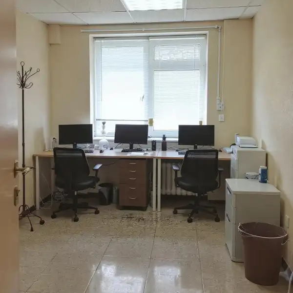 Curățenie matinală a unui birou mic - înainte de curățenie