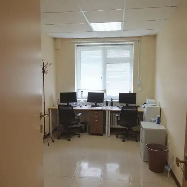 Curățenie matinală a unui birou mic - după curățenie