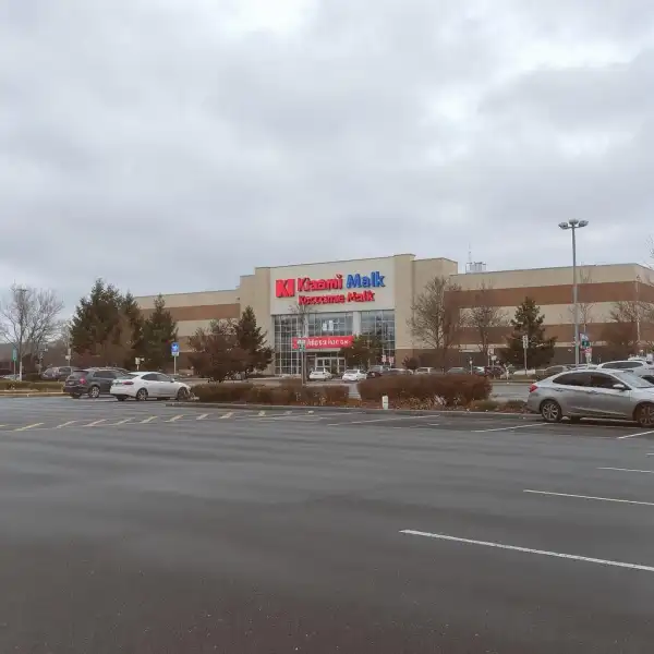 Parcare deschisă lângă centrul comercial - după curățenie