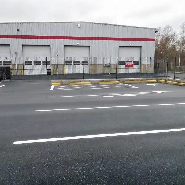 Zona de parcare a service-ului auto - după curățenie