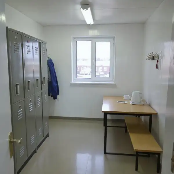 Curățenie în vestiarul personalului din depozit